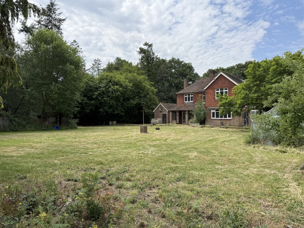 Lot: 68 - MIXED USE SITE WITH PLANNING COMPRISING TEN ACRES ADJACENT GATWICK AIRPORT - Rear garden and elevation